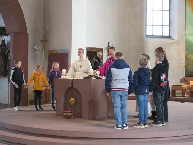 Das Vater Unser wurde gemeinsam mit den Kindern im Altarraum gebetet | Foto: Nina Reuling