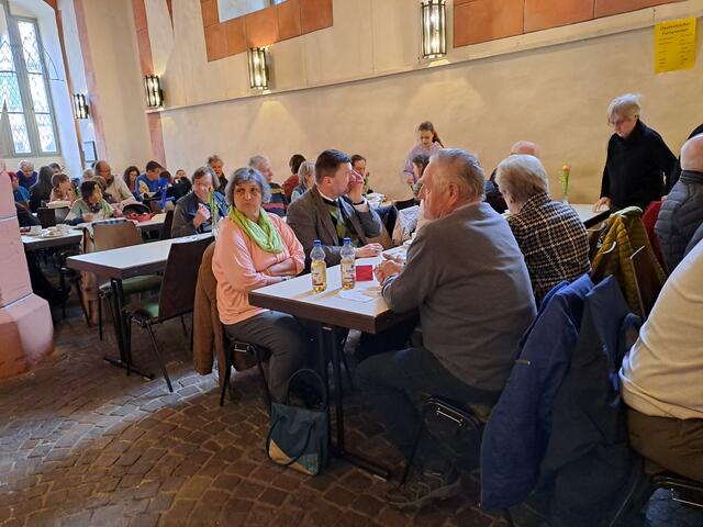 Nach dem Gottesdienst traf man sich im Alten Rathaus zum Ökumenischen Fastenessen | Foto: Martin Winkler