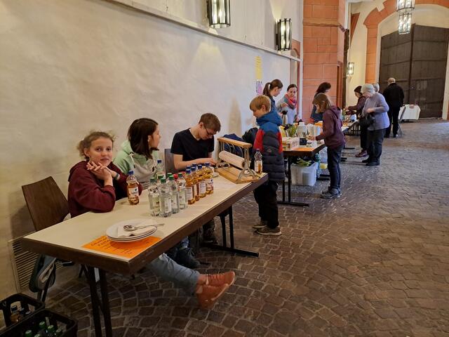 Die Minis engagierten sich beim Getränkeverkauf im Rahmen des Fastenessens | Foto: Martin Winkler