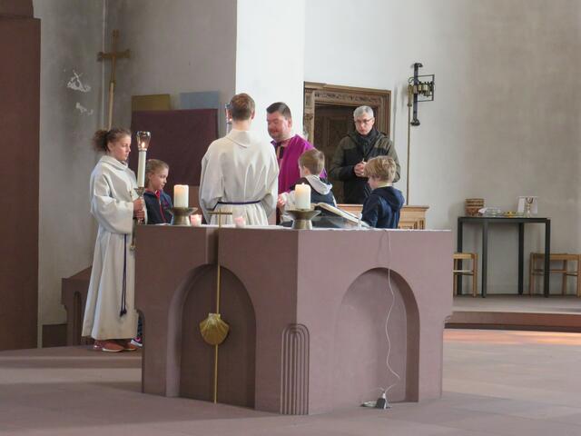 Bei der Verkündigung des Evangeliums durften die Kinder am Ambo dabei sein | Foto: Nina Reuling