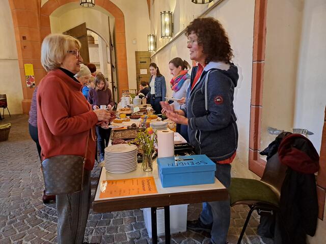 Gegen eine Spende konnten Fastensuppe, Kaffee und Kuchen genossen werden | Foto: Martin Winkler