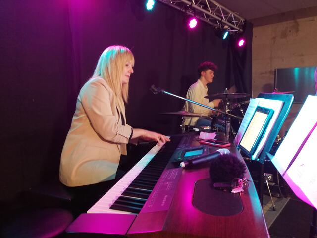 Musiklehrerin Nicole Steiniger und Schülersprecher Simon Hock in Aktion | Foto: Brigitte Hartung-Bretz