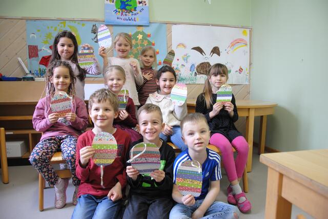 Mit einem Blatt Papier und Streifen von Geschenkpapier haben die Kinder der Kita „Weinbergstraße“ in Erlenbach-Mechenhard Ostereier gebastelt. | Foto: Andrea Kaller-Fichtmüller