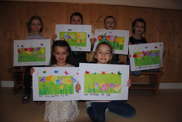 Die Vorschulkinder der Eulen-Gruppe in der Kita „Haus der Kinder“ in Amorbach haben zum Thema Frühling bunte Blumenbilder gemalt. | Foto: Andrea Kaller-Fichtmüller