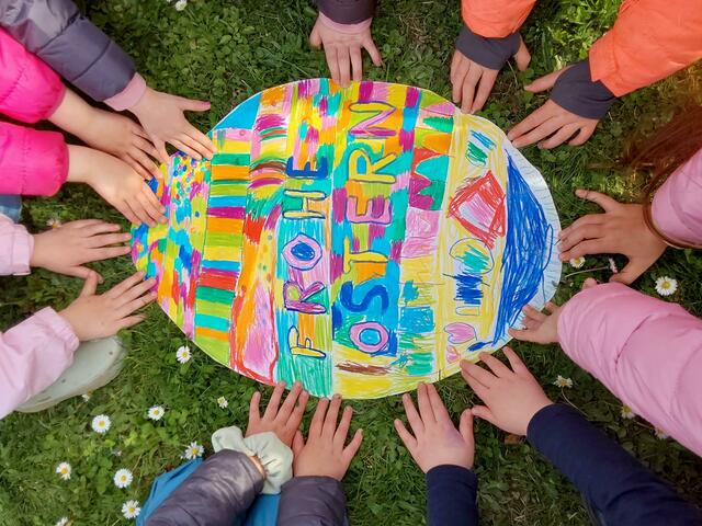 Ein riesengroßes Osterei haben die Vorschulkinder der Kita „Kleine Strolche“ in Wörth gemeinsam für Ostern gebastelt. | Foto: Kita Kleine Strolche