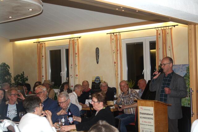 Bürgermeister Kurt Repp bei der Begrüßung im (ungewohnten) Schneeberger Dialekt | Foto: Jürgen Kuhn - Kellerfreunde Schneeberg