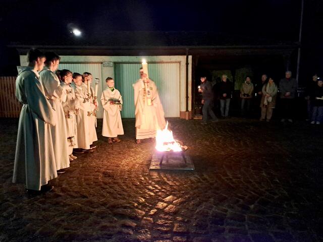 Der Einzug in die Kirche mit der entzündeten Osterkerze kann beginnen | Foto: Martin Winkler