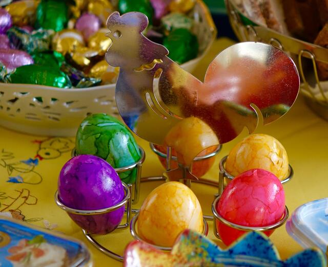 Es ist angerichtet - zum häuslichen Oster-Frühstück!

 Doch Stunden zuvor war die Zeit-Umstellung, der Besuch der Auferstehungsfeier in der Miltenberger Stadtpfarrkirche St. Jakobus und eine Stippvisite  auf der Mildenburg. 
