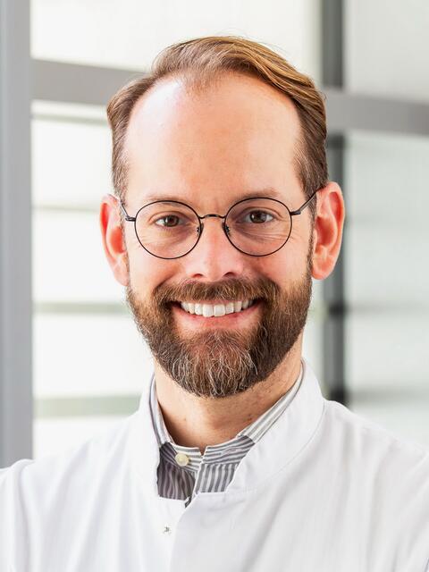 Prof. Dr. med. Carsten Eggers; Vorstandmitglied der Deutschen Gesellschaft für Parkinson und Bewegungsstörungen (DPG), Facharzt für Neurologie, Direktor Neurozentrum und Chefarzt der Klinik für Neurologie, Knappschaftskrankenhaus Bottrop | Foto: Sprechzeit / privat