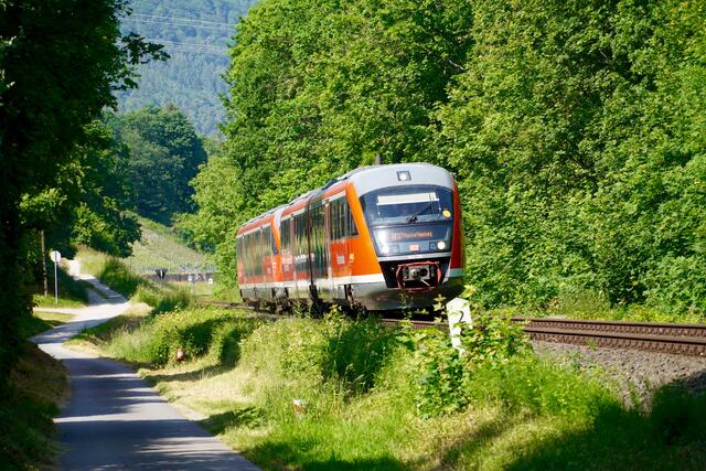 Wie lässt sich dieser wirtschaftliche Aufschwung bei uns dennoch erklären?
Zum einen war es die gute Verkehrslage als Warenumschlagsplatz mit traditionellen, weiterführenden Straßen und Verbindungen unseres Raumes zur Messestadt Frankfurt.
Zusätzlich entstand ein immer leistungsfähigeres Eisenbahnnetz.