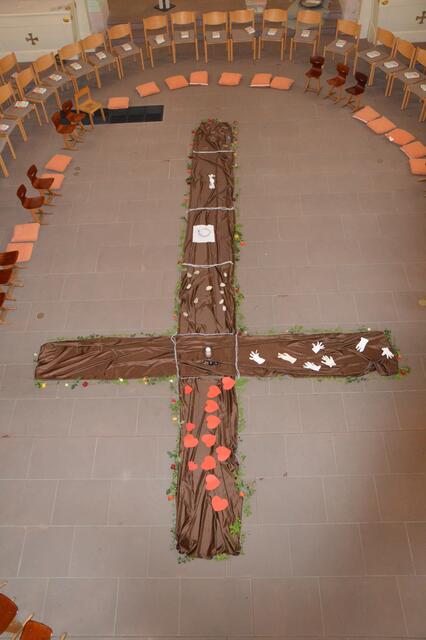 Karfreitag - das geschmückte Kreuz in der Mitte der St.Anna-Kirche | Foto: Kinderkirchenteam Sulzbach