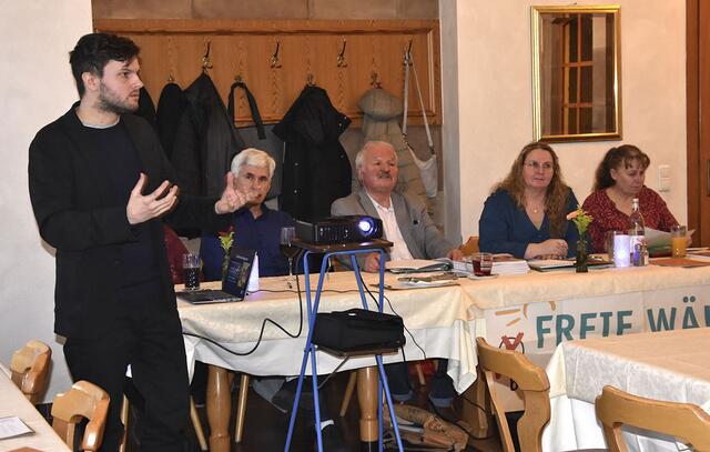 Referent Jan Renner bei der Informationsveranstaltung der Freien Wähler Erlenbach e.V. zum Thema "Bürgerräte" am 4.4.24 im Bürgerkeller Erlenbach am Main. | Foto: meine-news.de Redaktion
