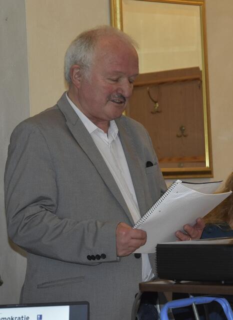 Dr. Hans Jürgen Fahn sprach zu den Möglichkeiten von Bürgerräten im Landkreis Miltenberg.  Anlass war die Informationsveranstaltung der Freien Wähler Erlenbach e.V. am 4.4.24 im Bürgerkeller Erlenbach am Main. | Foto: meine-news.de Redaktion