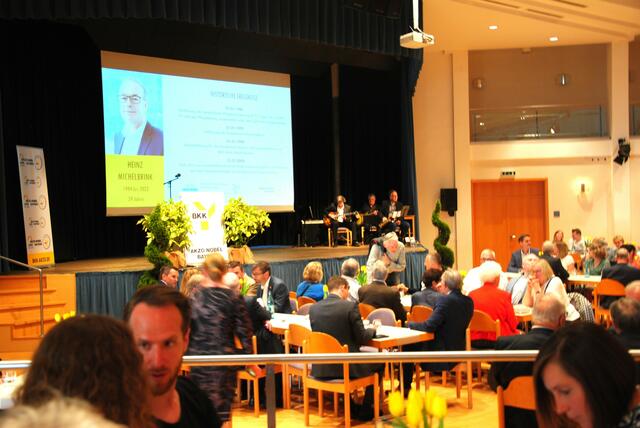 Gäste im großen Saal des Bürgerzentrums mit dem Joschi Pevny Trio auf der Bühne | Foto: Andrea Kaller-Fichtmüller