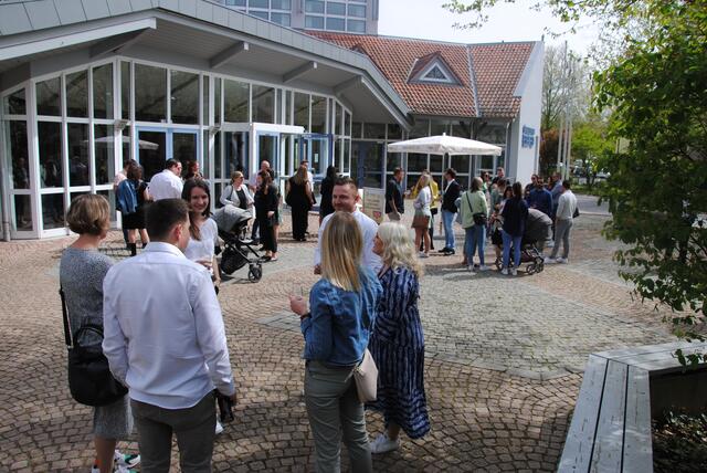 Gäste im Außenbereich des Bürgerzentrums | Foto: Andrea Kaller-Fichtmüller