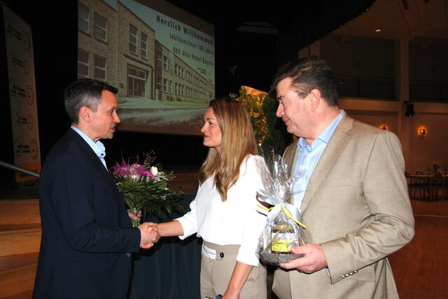Stefan Lang (Vorstand BKK Akzo Nobel) (links) und Georg Ballmann (Vorsitzender des BKK Verwaltungsrats) (rechts) bedanken sich bei Judith Gerlach (bayerische Staatsministerin für Gesundheit, Pflege und Prävention) für ihr Kommen und überreichen ein kleines Präsent. | Foto: Andrea Kaller-Fichtmüller