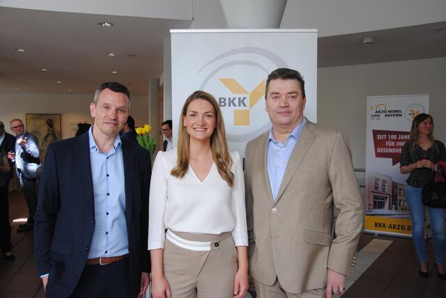 Stefan Lang (Vorstand BKK Akzo Nobel), Judith Gerlach (bayerische Staatsministerin für Gesundheit, Pflege und Prävention) und Georg Ballmann (Vorsitzender des BKK Verwaltungsrats) (von links) | Foto: Andrea Kaller-Fichtmüller