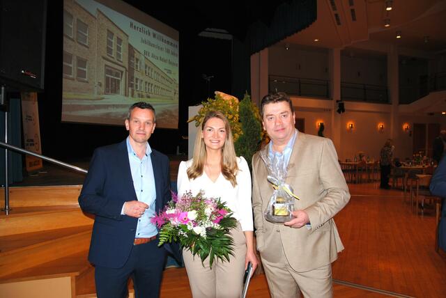 Stefan Lang (Vorstand BKK Akzo Nobel) (links) und Georg Ballmann (Vorsitzender des BKK Verwaltungsrats) (rechts) bedanken sich bei Judith Gerlach (bayerische Staatsministerin für Gesundheit, Pflege und Prävention) für ihr Kommen und überreichen ein kleines Präsent. | Foto: Andrea Kaller-Fichtmüller
