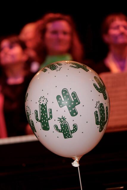 Luftballon und Kaktus - passt das zusammen? Im Lied schon beim "Abend der Chöre" in Kleinheubach. Fotos Roland Schönmüller
