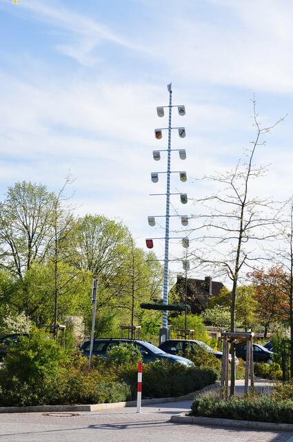 Der Maibaum in voller Pracht mit den Schildern der Mitglieder des Vereinsrings | Foto: Wolfgang Giegerich