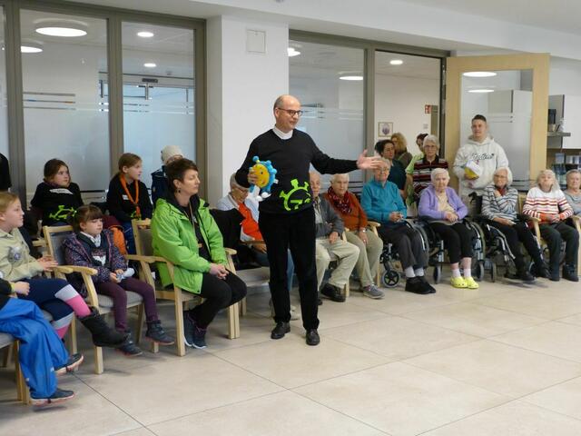 Mitglieder der DPSG Elsenfeld errichteten einen Nasch- und Duftgarten für ein Pflegeheim in Elsenfeld. Hier mit Bischof Dr. Franz Jung. | Foto: Regina Schottroff (BDKJ)