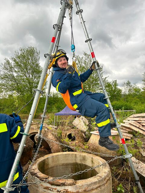 Ablassen einer Einsatzkraft in die Tiefe. | Foto: Steve Schmidt