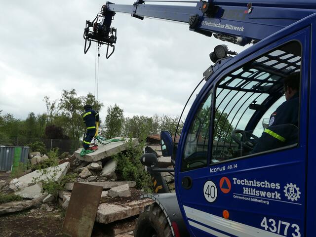 Anschlagen der schweren Last mit Hilfe des Teleskopladers | Foto: Stefan Wolf