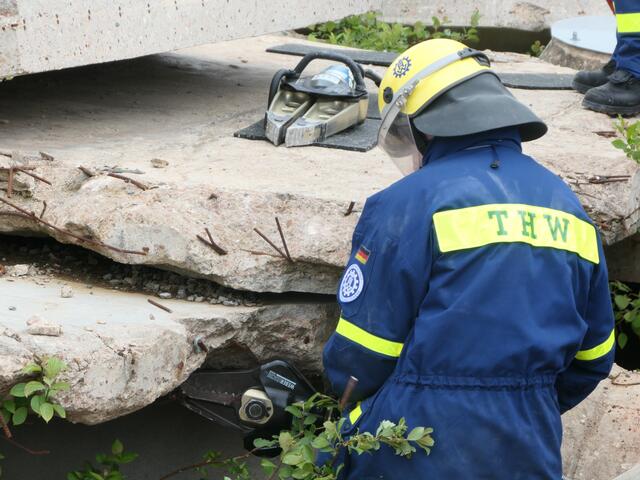 Mit Hilfe der hydr. Schere wird Armierung abgetrennt  | Foto: Stefan Wolf