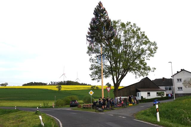 Gemütliches Beisammensein am Maibaum in Miltenberg-Schippach.