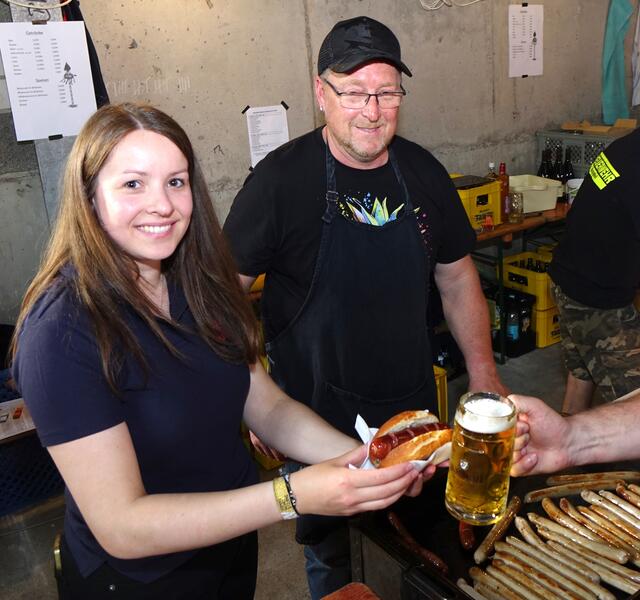 Bier und Bratwurst  laden zum gemütlichen Beisammensein bei der Maibaum-Aufstellung in Eichenbühl-Heppdiel ein. 
