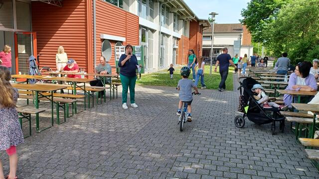 Die Vereinsringvorsitzende Anne Lenz-Böhlau begrüßt die ersten Besucher | Foto: Wolfgang Giegerich