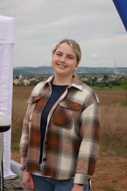 Helle, geräumige  Rettungswache in Wörth am Main.
Hannah Dotzel aus Wörth.

Helle, geräumige Rettungswache in Wörth am Main.
Hannah Dotzel aus Wörth.

"Mir gefällt das neugeschaffene, helle Gebäude und der geräumige Hof der hiesigen Rettungswache. Die Mitarbeiterinnen und Mitarbeiter werden hier gute Arbeitsbedingungen haben, bevor sie zu ihrem Einsatz gerufen werden. Schön ist der Blick von hier &gt;&gt;In den Weidenhecken&lt;&lt; ins Maintal nach Wörth, Erlenbach und Klingenberg. Die Einrichtung finde ich also ingesamt gut gelungen! - Ich selbst habe ein Faible nicht nur für die heimatliche Region, sondern bin beruflich in der Gesundheits-Branche heimisch geworden. Nach dem Abitur habe ich ein soziales Jahr in der Helios-Klinik in Erlenbach absolviert, anschließend hier drei Jahre den Beruf als medizinische Fachangestellte gelernt und möchte nun Medizin studieren. Das könnte ab dem Wintersemester klappen!"