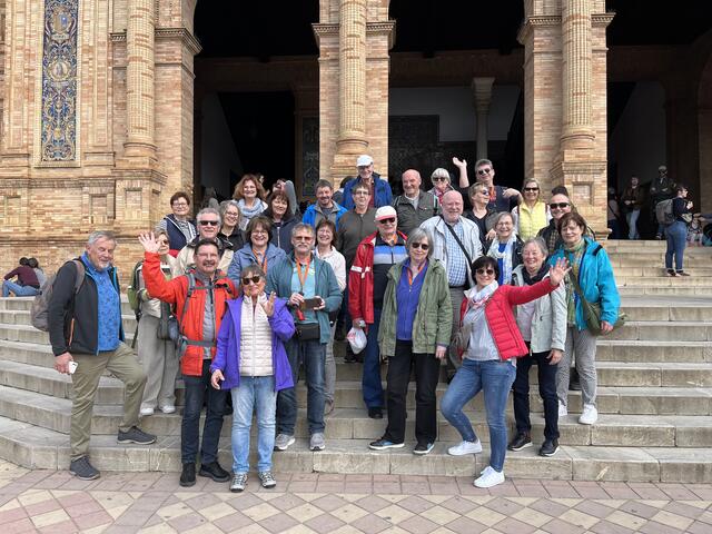 Die Gruppe auf dem Spanischen Platz in Sevilla | Foto: Karlheinz Daum