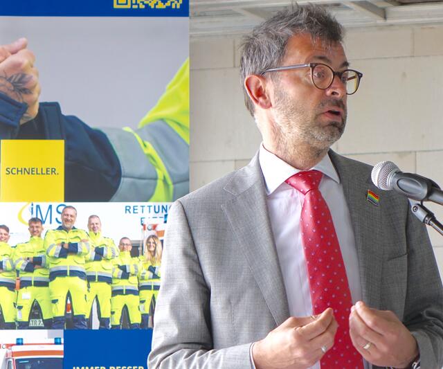 Landrat JensMarco Scherf freute sich, dass sich mit der neuen Rettungswache in Wörth die Versorgungslücke  am Bayerischen Untermain schließe: " Eine gute medizinische Versorgung ist ein hohes Gut und eine gute Notfallversorgung für unsere Bevölkerung ist das gemeinsame Anliegen  aller in der Kommunalpolitik  Verantwortlichen."