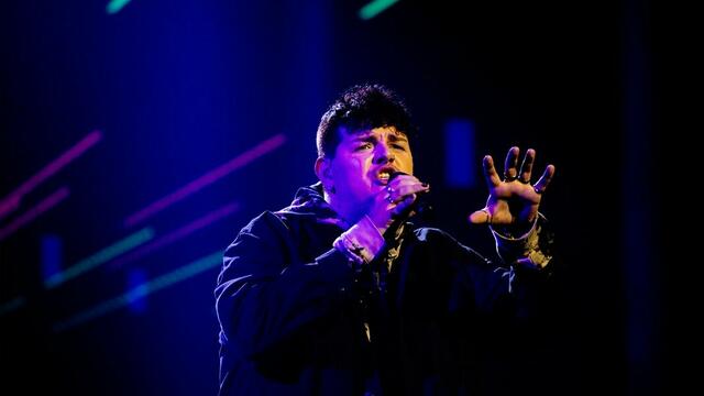 In "Always On The Run" singt der 28-Jährige Isaak über die Gegensätzlichkeiten im Leben. | Foto: ARD