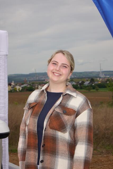 Helle, geräumige  Rettungswache in Wörth am Main.
Hannah Dotzel aus Wörth.

Helle, geräumige Rettungswache in Wörth am Main.
Hannah Dotzel aus Wörth.

"Mir gefällt das neugeschaffene, helle Gebäude und der geräumige Hof der hiesigen Rettungswache. Die Mitarbeiterinnen und Mitarbeiter werden hier gute Arbeitsbedingungen haben, bevor sie zu ihrem Einsatz gerufen werden. Schön ist der Blick von hier &gt;&gt;In den Weidenhecken&lt;&lt; ins Maintal nach Wörth, Erlenbach und Klingenberg. Die Einrichtung finde ich also ingesamt gut gelungen! - Ich selbst habe ein Faible nicht nur für die heimatliche Region, sondern bin beruflich in der Gesundheits-Branche heimisch geworden. Nach dem Abitur habe ich ein soziales Jahr in der Helios-Klinik in Erlenbach absolviert, anschließend hier drei Jahre den Beruf als medizinische Fachangestellte gelernt und möchte nun Medizin studieren. Das könnte ab dem Wintersemester klappen!"
