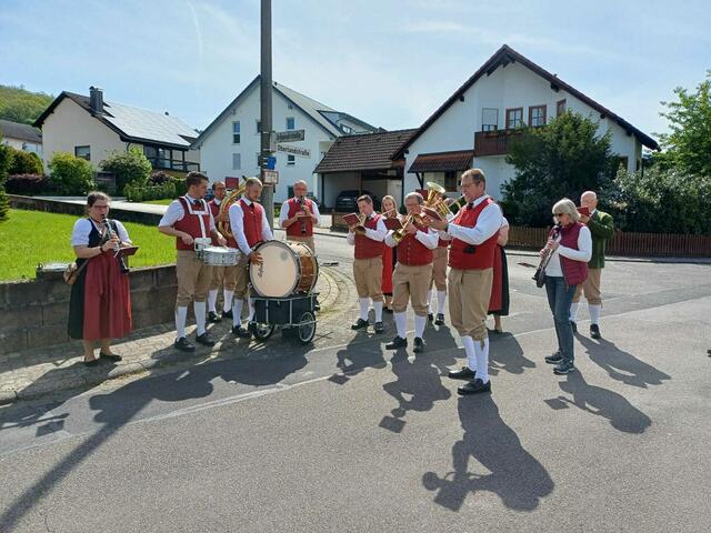 Musikkapelle Röllfeld beim Weckruf zum Mai | Foto: Martina Neumann