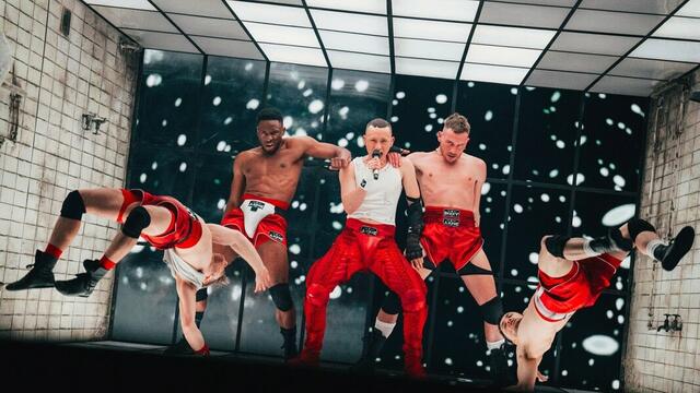 Der Eurovision Song Contest ist bekannt für seine breite Palette an Musikstilen. Von Pop über Rock bis hin zu Folklore präsentieren die teilnehmenden Länder ihre besten Künstler und Songs. Hier der britische Act "Olly Alexander". | Foto: ARD