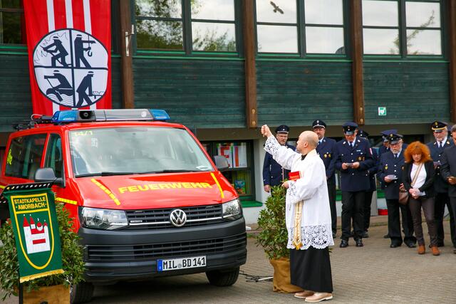 Pfarrvikar Ninh weihte den Mannschaftstransportwagen (MTW)