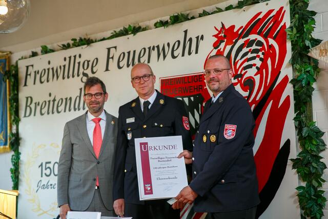 1. Vorsitzender Thilo Scheurich des Feuerwehrvereins Breitendiel (rechts) erhielt die Dankesurkunde des Landkreises Miltenberg von Landrat Jans-Marco Scherf (links) und Kreisbrandonspektor Hauke Muders (mitte).