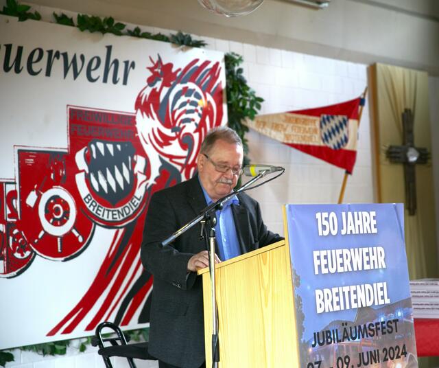 Wilhelm-Otto Keller stellte die neue Breitendieler Feuerwehrchronik aus fachlicher Sicht vor.