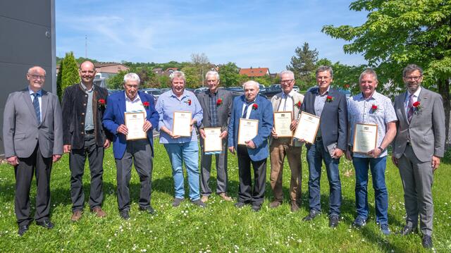 Beim Jahrtag der Feldgeschworenenvereinigung des Altlandkreises Miltenberg wurden mehrere Feldgeschworene für jahrzehntelanges Engagement ausgezeichnet. Im Bild (von links): Vermessungsamtsleiter Wolfgang Reindl, stellvertretender Kreisobmann Michael Ackermann, die Geehrten Erhard Völker, Werner Horlebein, Helmut Dölger, Friedrich Stegmann, Burkhard Schmitt, Manfred Hofmann und Wolfgang Zöller sowie Landrat Jens Marco Scherf. | Foto: Winfried Zang