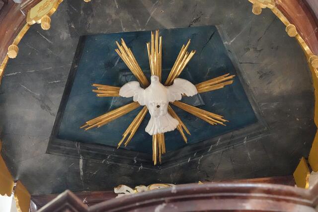 Heiliger Geist als Symbol der Taube über der Predigtkanzel um  Schalldeckel. Gesehen in Schippach. 