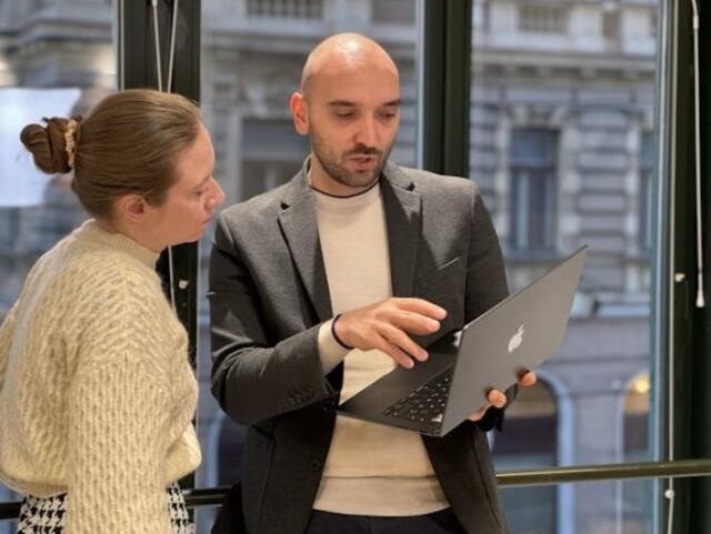 Gründer und Simbly.ai Geschäftsführer Dragan Komsic im Mitarbeitergespräch. Quelle: simbly.ai/TRD Digital und Technik
Werbung
