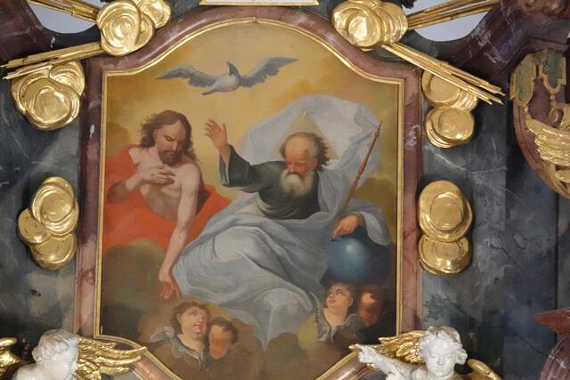 Die Grundlage für die Dreifaltigkeitsfeier liefert die im Neuen Testament nicht ausdrücklich bezeugte Lehre von der mystischen Einheit dreier trotzdem wohlgeschiedene Personen: Gott Vater, Gott Sohn, Gott heiliger Geist. Diese Lehre wurde unter dem Einfluss hellenistischer Philosophie geformt und 381 zum Dogma erhoben.