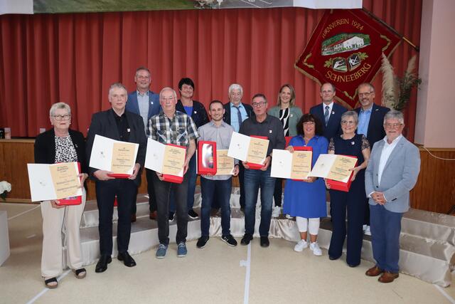 Ehrung für langjährige Vorstandstätigkeit, Kassenprüfer und Sportabzeichenprüfer
hinen v.l.n.r.: Andreas Henn, Ramona Königer, Arno Knapp (Sportabzeichenprüfer), Stefanie Keller, Marcel Rajcsanyi, Klaus Greier (BLSV)
vorne v.l.n.r.: Marianne Link, Michael Häfner, Gerhard Lausberger (Kassenprüfer), Maximilian Dolzer, Uwe Berberich, Sabine Kemmerer, Brigitte Kohl, Adolf Zerr (BLSV) | Foto: TV Schneeberg