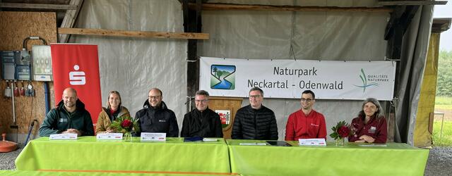 Paul Siemes / Geschäftsführer des Naturparks Neckartal-Odenwald e.V.; Isabel Seils (Sparkasse Neckartal-Odenwald): Referentin Nachhaltigkeit; Bürgermeister Meikel Dörr (Stadt Walldürn): Vorsitzender des Odenwälder Freilandmuseums e.V.; Landrat Dr. Achim Brötel (Neckar-Odenwald-Kreis): 1. Vorsitzender des Naturparks Neckartal-Odenwald; Michael Krähmer (Sparkasse Neckartal-Odenwald): Christoph Lunczer (Sparkasse Neckartal-Odenwald): Ausbildungsbeauftragter; Vorsitzender des Vorstands; Margareta Sauer (Odenwälder Freilandmuseums e.V.): wissenschaftl. Leiterin | Foto: © Sparkasse Neckartal-Odenwald, Odenwälder Freilandmuseum, Naturpark Neckartal-Odenwald)
