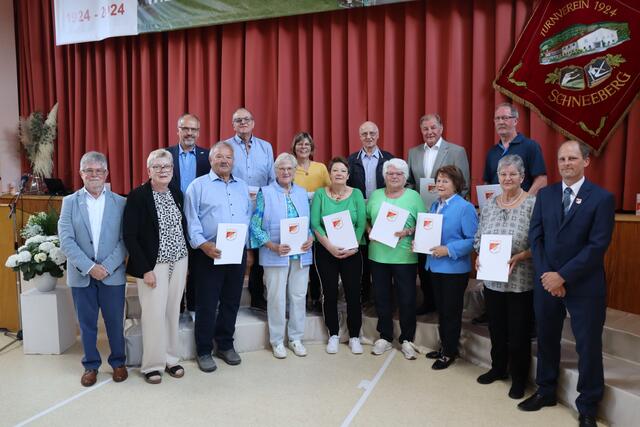 Ehrung für 50 Jahre Mitgliedschaft im Turnverein Schneeberg hinten v.l.n.r Klaus Greier (BLSV), Dieter Link, Monika Niesner, Gerhard Hörst, Emil Bischof, Siegmund Henn
vorne v.l.n.r. Adolf Zerr (BLSV), Marianne Link, Hans-Werner Kratochwill, Marga Rusam, Marliese Hörst, Gertrud Schäfer, Margot Dolzer, Hannelore Beuchert, Marcel Rajcsanyi | Foto: TV Schneeberg