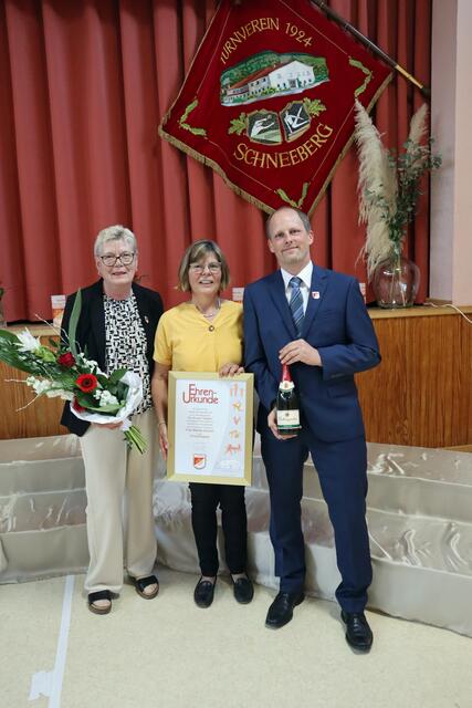 Ernennung zum Ehrenmitglied Monika Niesner mit den beiden Vorständen Marianne Link und Marcel Rajcsanyi | Foto: TV Schneeberg