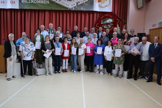 Ehrung für 40 Jahre Mitgliedschaft im Turnverein Schneeberg
hintere Reihe v.l.n.r: Bernhard Speth, Gerhard Lausberger, Jürgen Kuhn, Daniela Meidel, Michael Häfner, Joachim Kemmerer, Martin Schindler, Andreas Henn, Martin Häfner, Erich Kuhn, Gosbert Kuhn, Brigitte Kohl
mittlere Reihe v.l.n.r. Raimund Schäfer, Petra Berberich, Anita Reichert, Tanja Kratochwill, Anni Kuhn, Christian Adler, Gudrun Repp, Günter Lambert, Margarete Speth, Thea Trunk
vorne v.l.n.r. Marianne Link, Annemarie Schäfer, Heidi Roth, Brigitte Kiel, Ulrike Bäuerlein, Angela Herbert, Barbara Speth, Marita Loster, Sabine Kemmerer, Ulrike Kuhn-Wallerer, Elke Wunderlich, Wolfgang Gräser, Kurt Erbacher, Marcel Rajcsanyi | Foto: TV Schneeberg